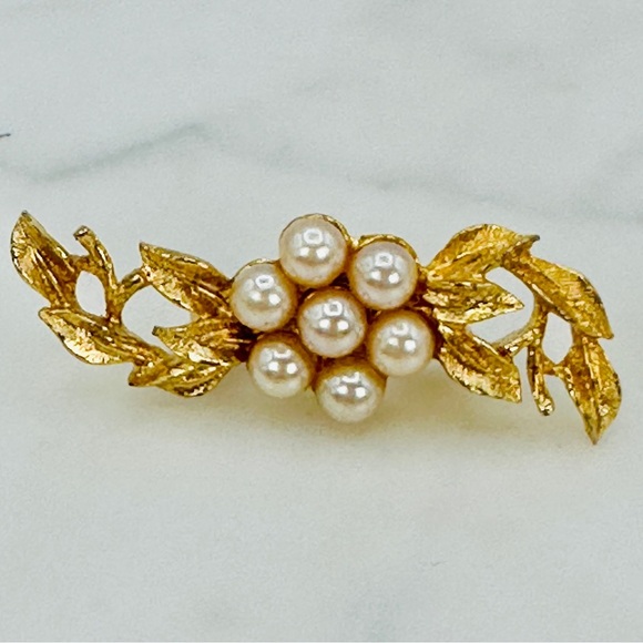 Vintage Richelieu Brooch Pin Gold Tone Faux Pearl Flower Leaf Dainty Delicate - Picture 9 of 9